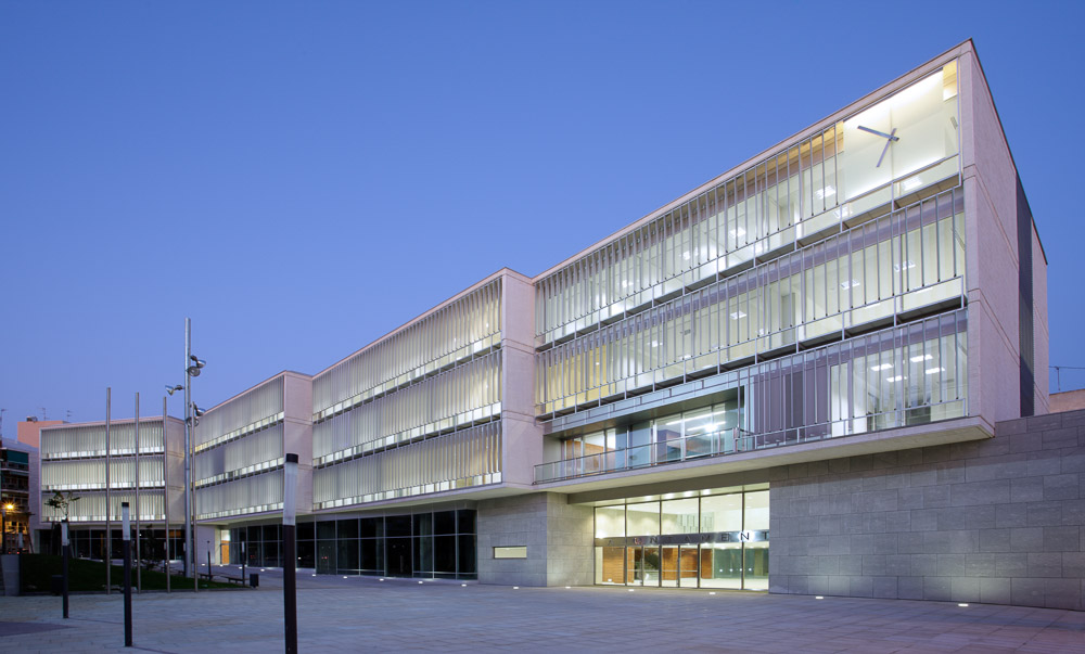 Foto nocturna del ayuntamiento de sant vicent del raspeig