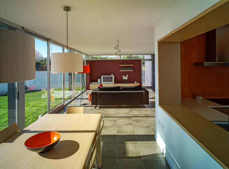 interior de una vivienda con jardín