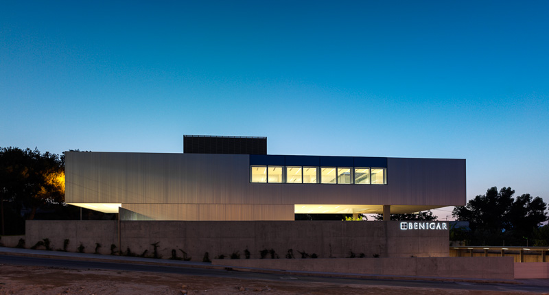 Oficinas Benigar de noche.