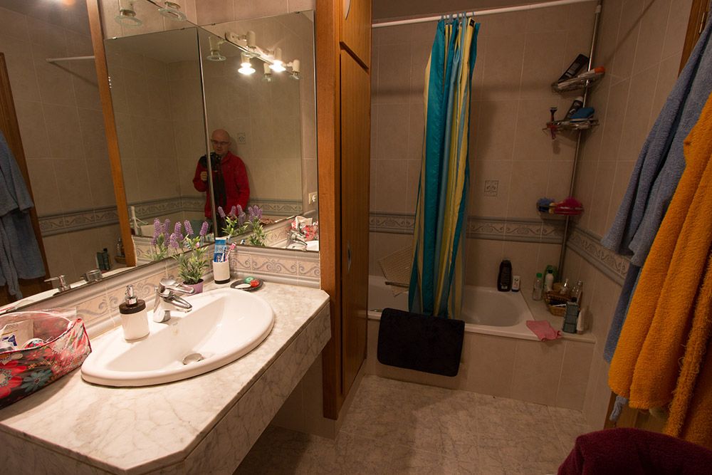 Fotografía de un baño desaliñado