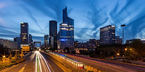 Fotografía de arquitectura del barrio de la Defense de París. Por Joan Roig
