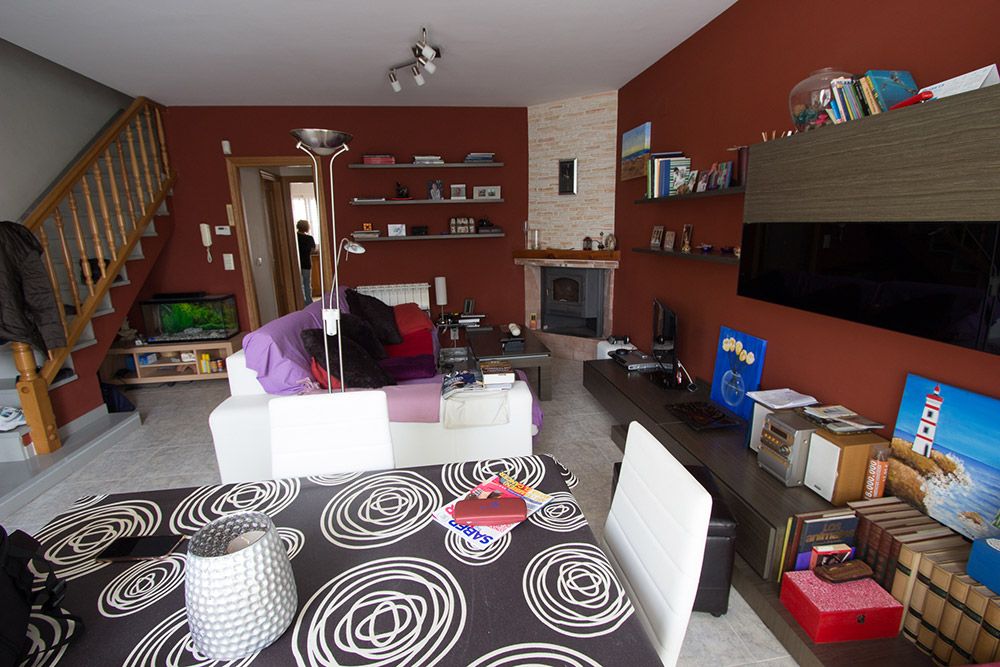 Fotografía de un salón desordenado